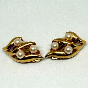 Goldtone faux pearl clipon earrings.
